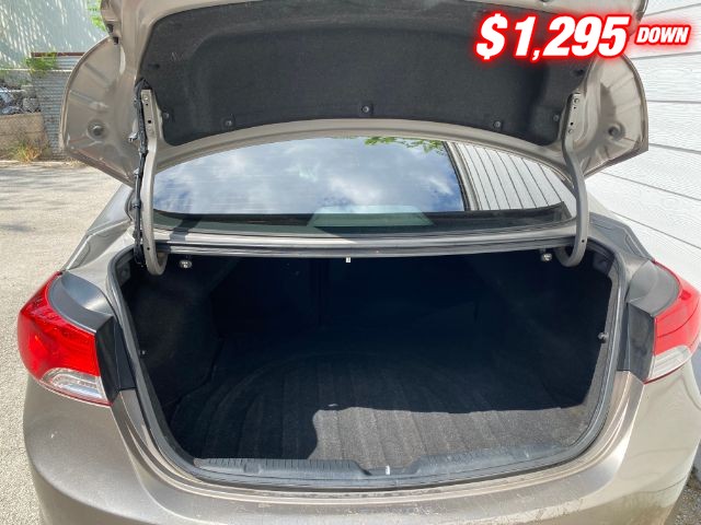 Hyundai Elantra Vehicle Image 07