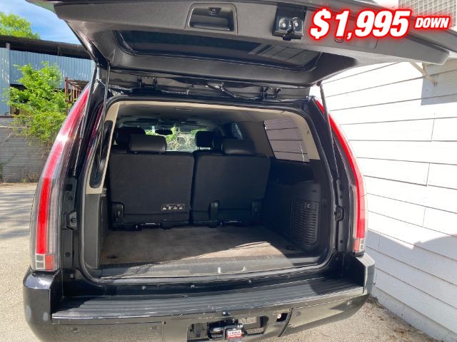 Chevrolet Suburban Vehicle Image 05