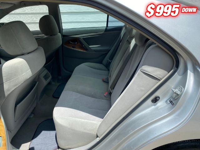 Toyota Camry Vehicle Full-screen Gallery Image 06