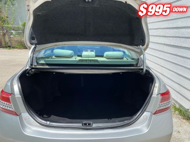 Toyota Camry Vehicle Full-screen Gallery Image 07