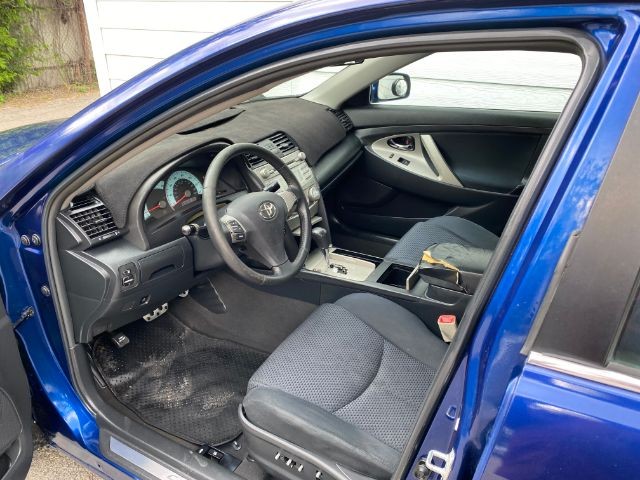 Toyota Camry Vehicle Full-screen Gallery Image 06