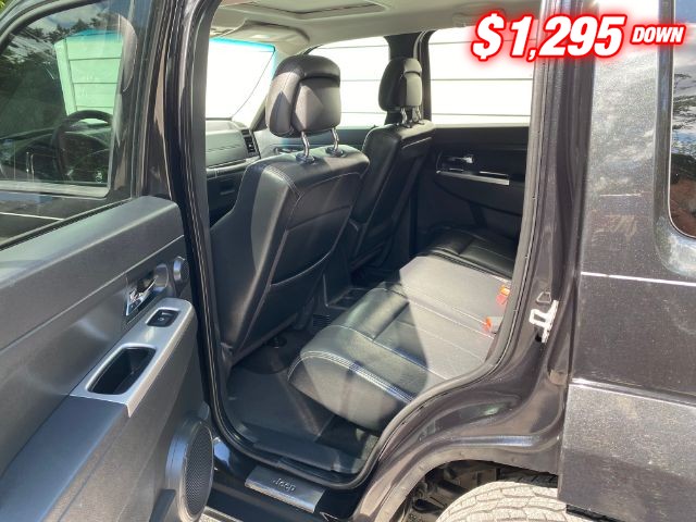 Jeep Liberty Vehicle Image 07