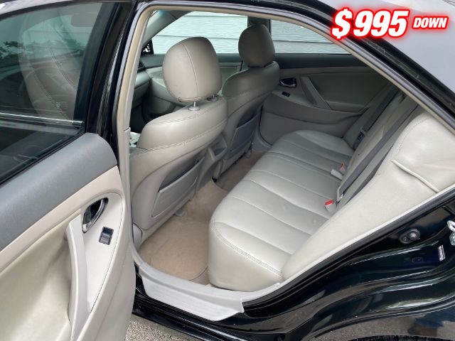 Toyota Camry Vehicle Full-screen Gallery Image 07