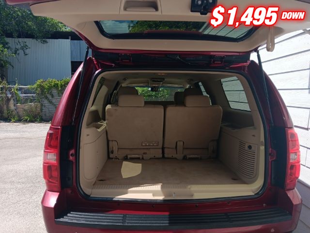 Chevrolet Suburban Vehicle Image 05