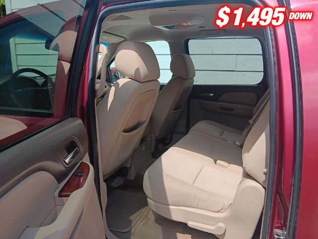 Chevrolet Suburban Vehicle Image 07