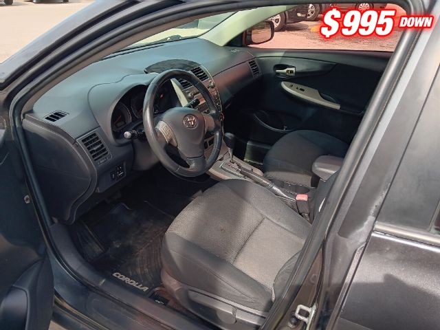 Toyota Corolla Vehicle Full-screen Gallery Image 06