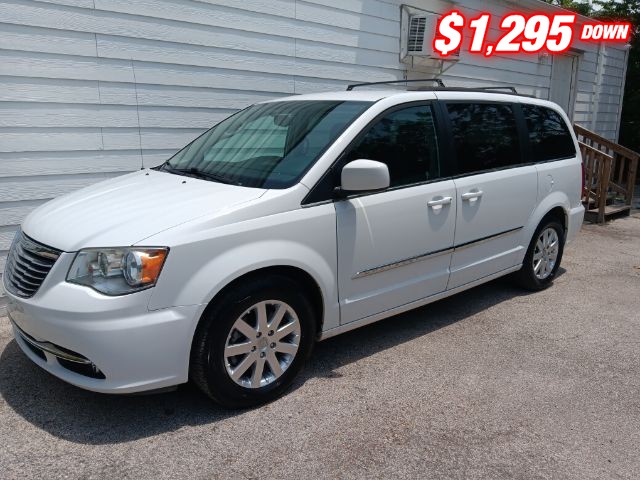 Chrysler Town & Country Vehicle Image 02