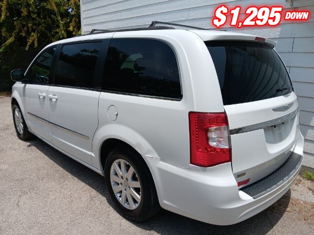 Chrysler Town & Country Vehicle Image 03