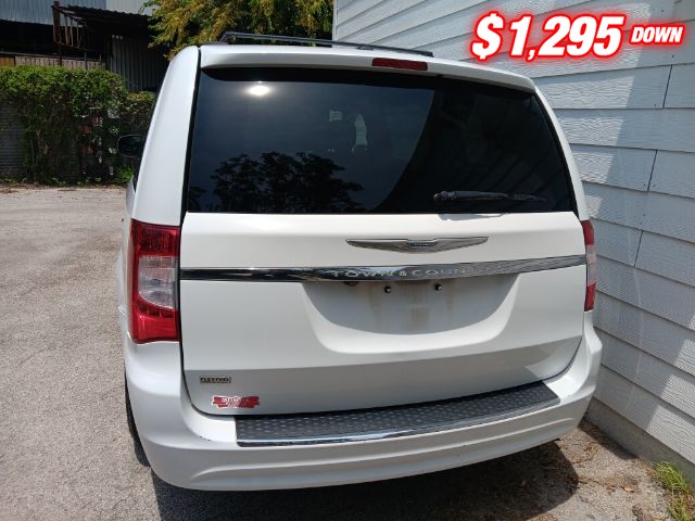 Chrysler Town & Country Vehicle Image 04