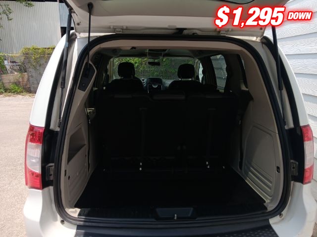 Chrysler Town & Country Vehicle Image 05