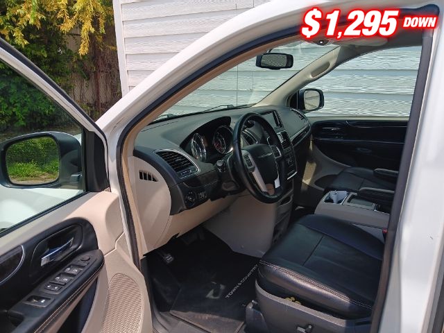 Chrysler Town & Country Vehicle Image 06