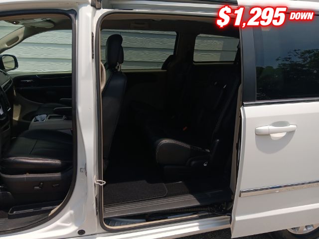 Chrysler Town & Country Vehicle Image 07