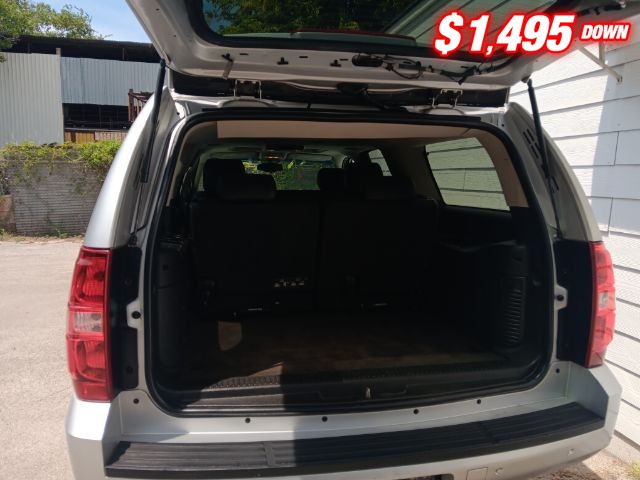 Chevrolet Suburban Vehicle Image 05