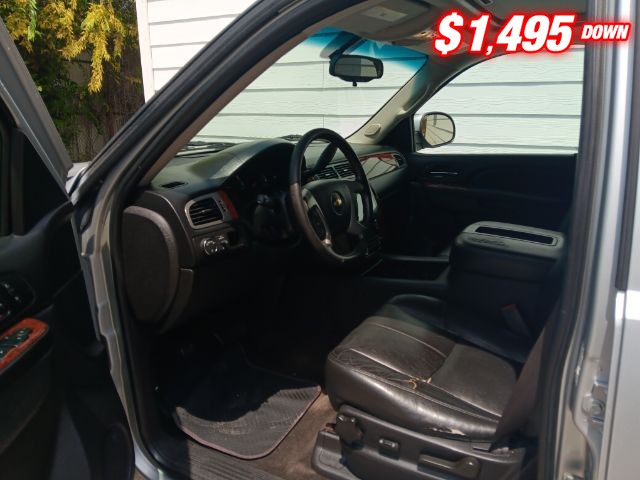 Chevrolet Suburban Vehicle Image 06