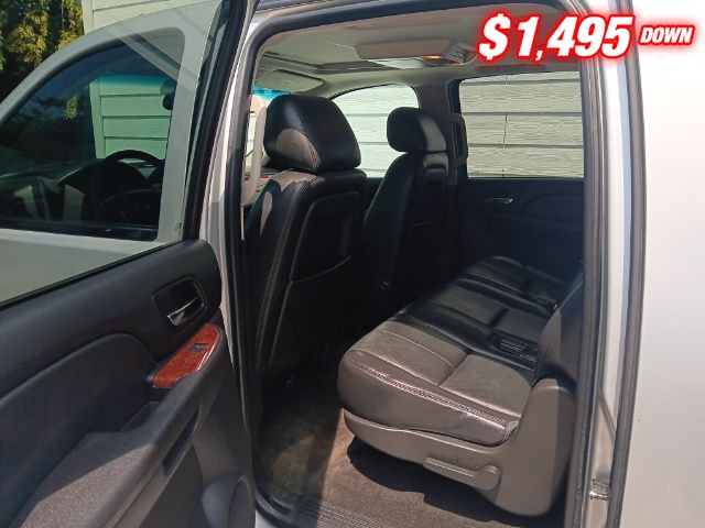 Chevrolet Suburban Vehicle Image 07