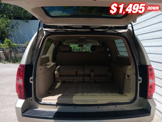 Chevrolet Suburban Vehicle Image 04