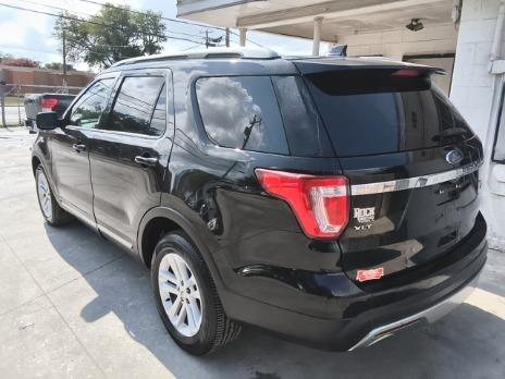 Ford Explorer Vehicle Image 02