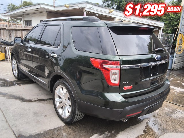 Ford Explorer Vehicle Image 02