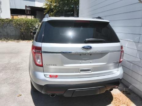 Ford Explorer Vehicle Image 03