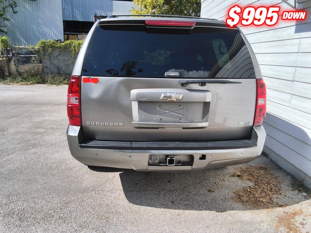 Chevrolet Suburban Vehicle Image 02