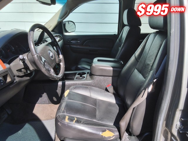 Chevrolet Suburban Vehicle Image 06