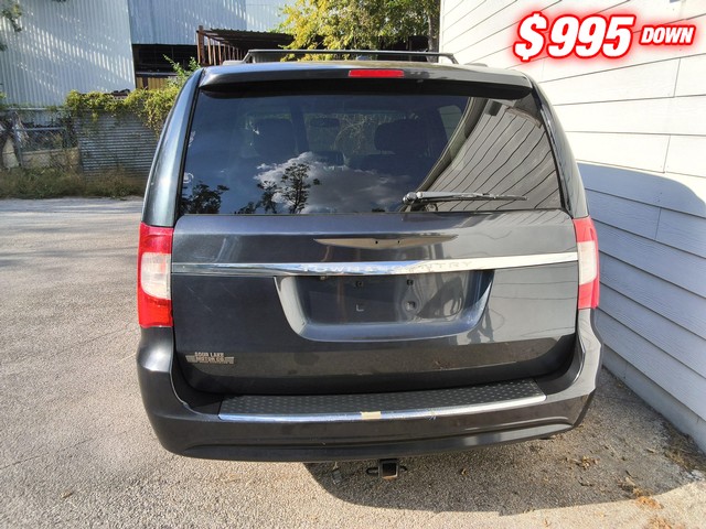 Chrysler Town & Country Vehicle Image 02