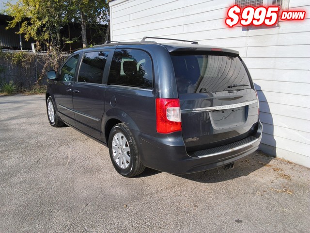 Chrysler Town & Country Vehicle Image 03