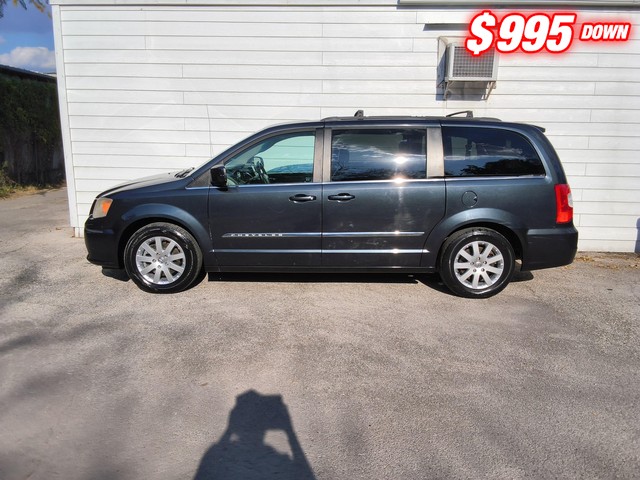 Chrysler Town & Country Vehicle Image 04