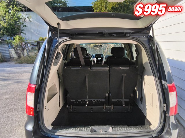 Chrysler Town & Country Vehicle Image 05