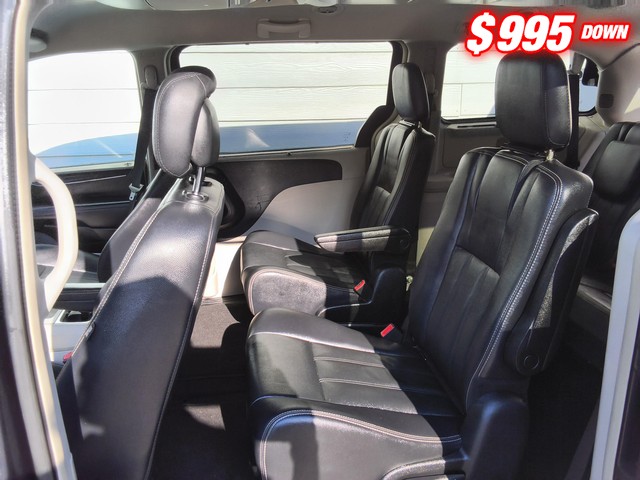 Chrysler Town & Country Vehicle Image 07