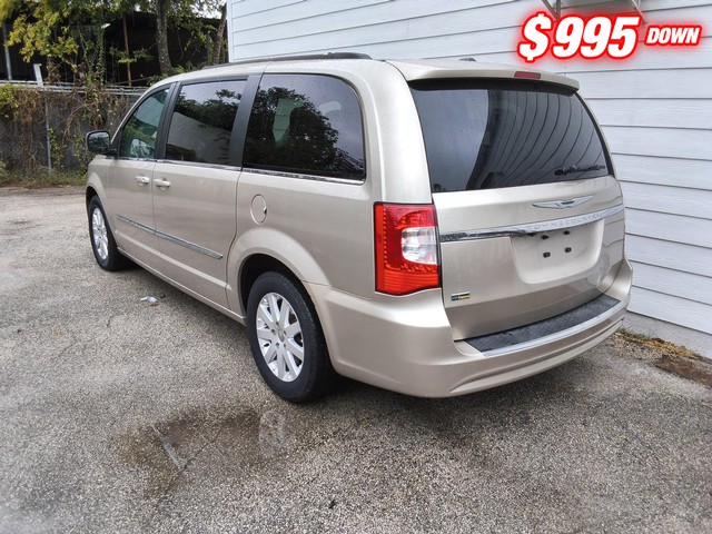 Chrysler Town & Country Vehicle Image 02