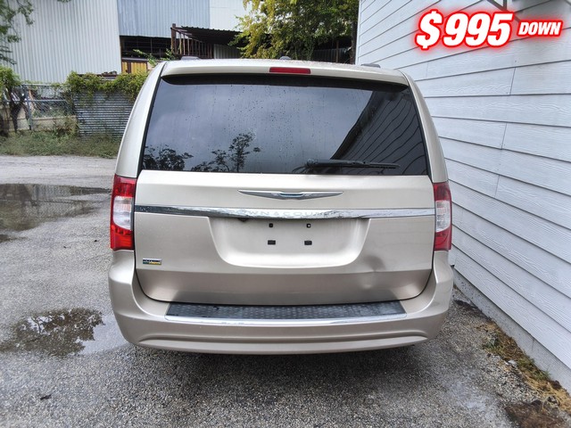 Chrysler Town & Country Vehicle Image 04
