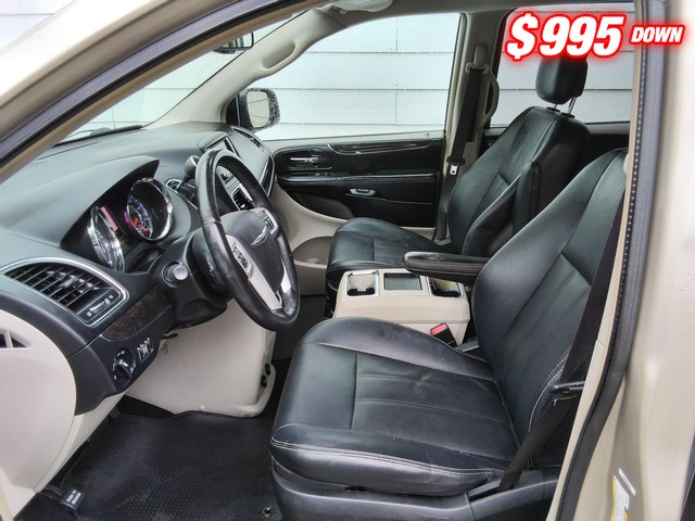 Chrysler Town & Country Vehicle Image 05