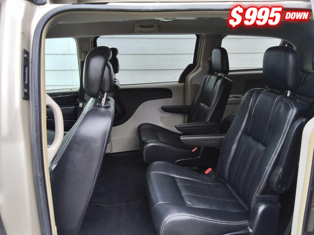 Chrysler Town & Country Vehicle Image 06