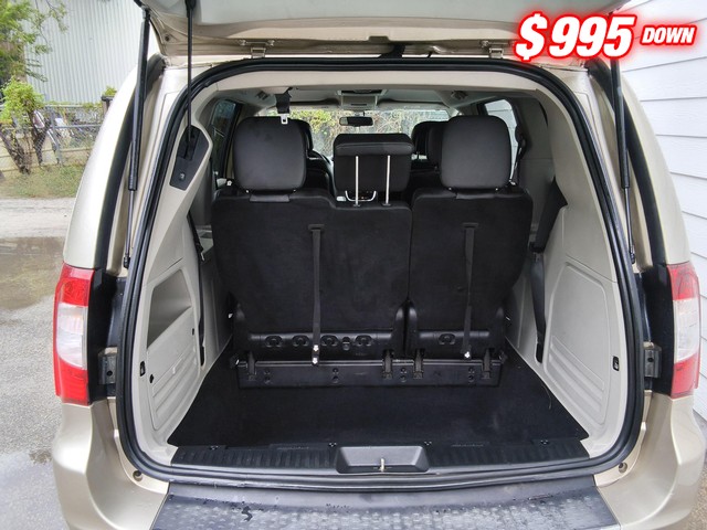 Chrysler Town & Country Vehicle Image 07