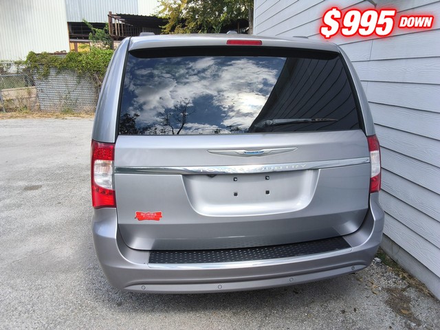 Chrysler Town & Country Vehicle Image 02