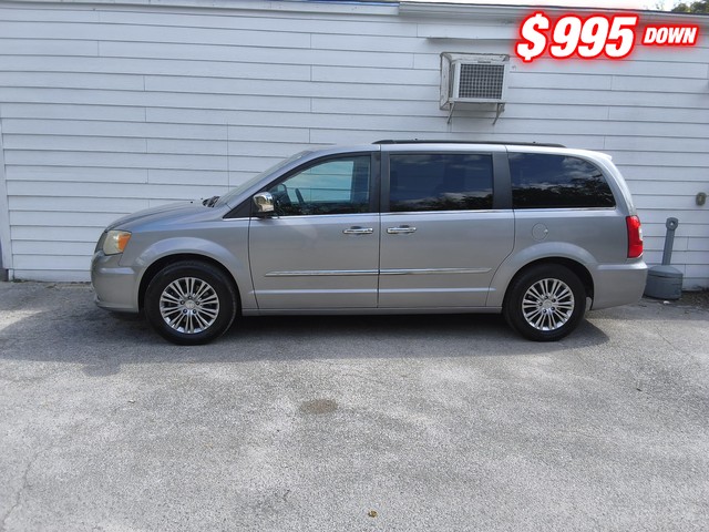 Chrysler Town & Country Vehicle Image 03