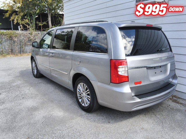 Chrysler Town & Country Vehicle Image 04