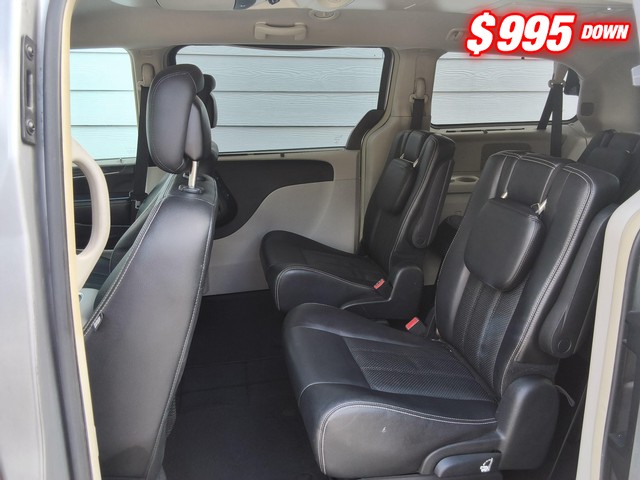Chrysler Town & Country Vehicle Image 05