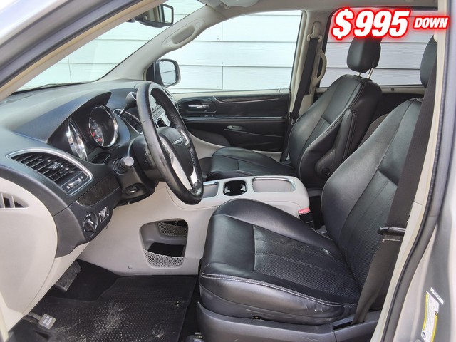 Chrysler Town & Country Vehicle Image 06