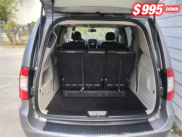 Chrysler Town & Country Vehicle Image 07
