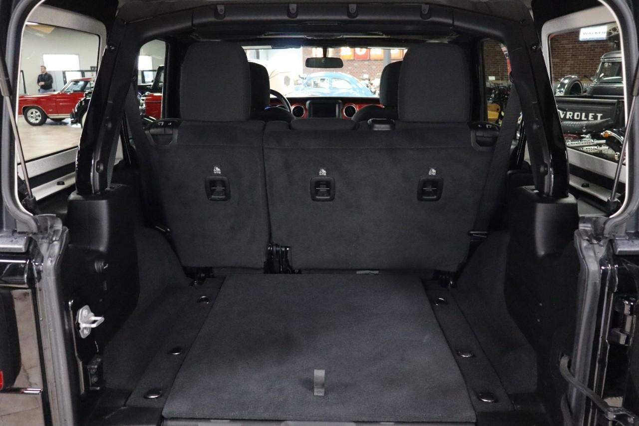 Jeep Wrangler Vehicle Full-screen Gallery Image 17