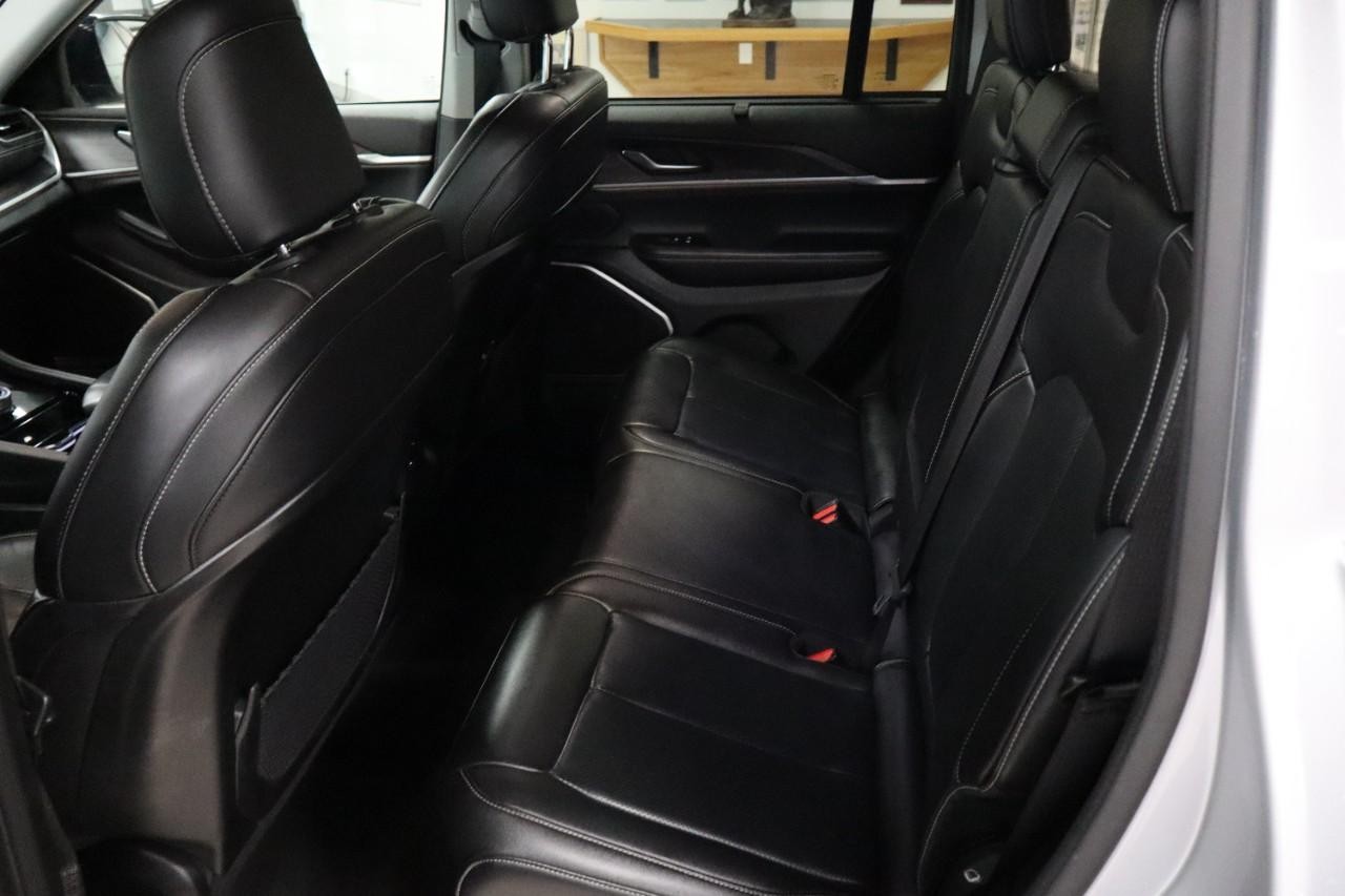 Jeep Grand Cherokee Vehicle Full-screen Gallery Image 16