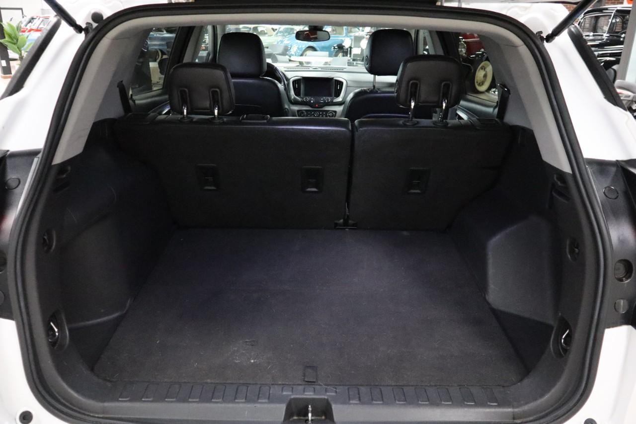 GMC Terrain Vehicle Full-screen Gallery Image 17