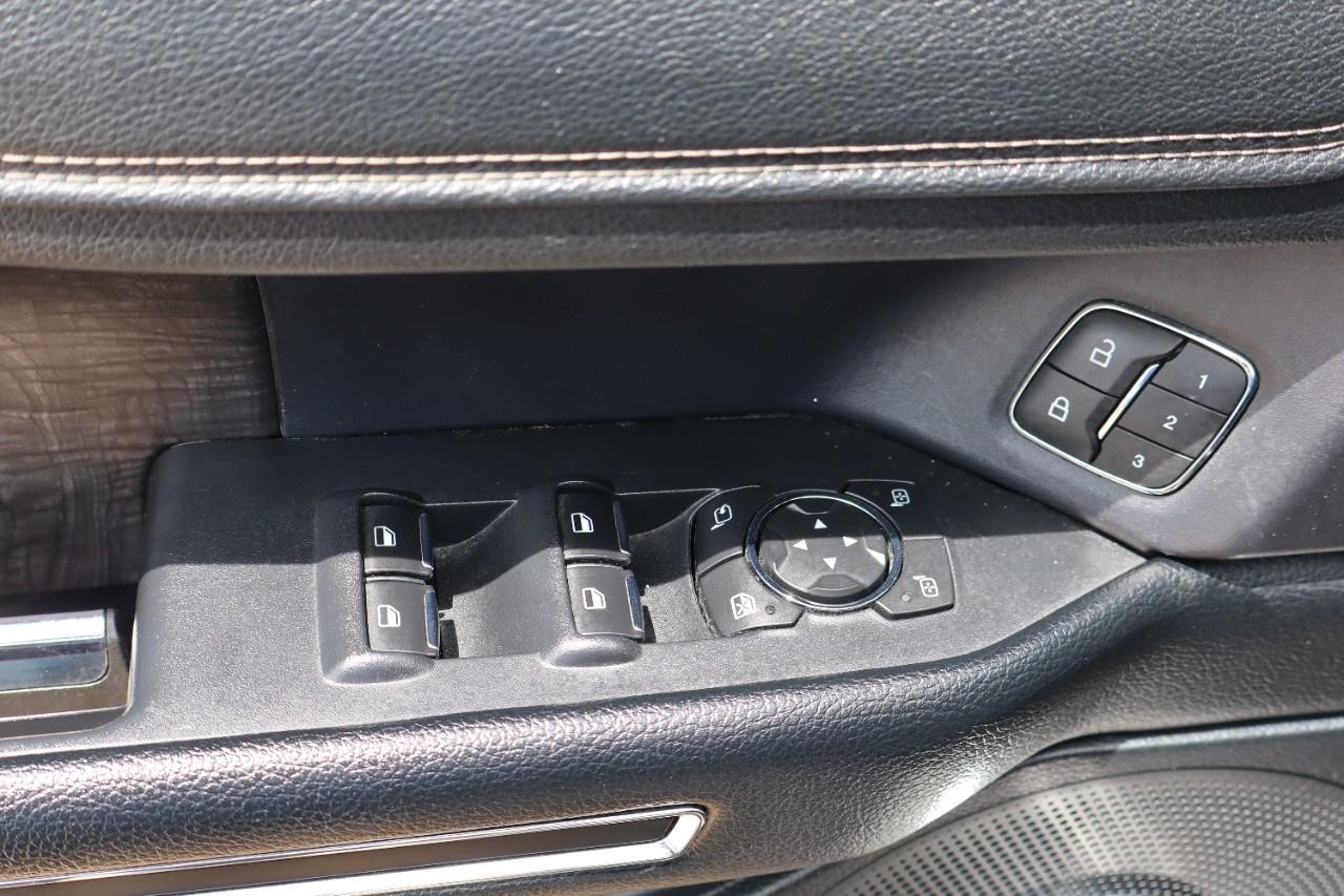 Ford Expedition Max Vehicle Full-screen Gallery Image 11