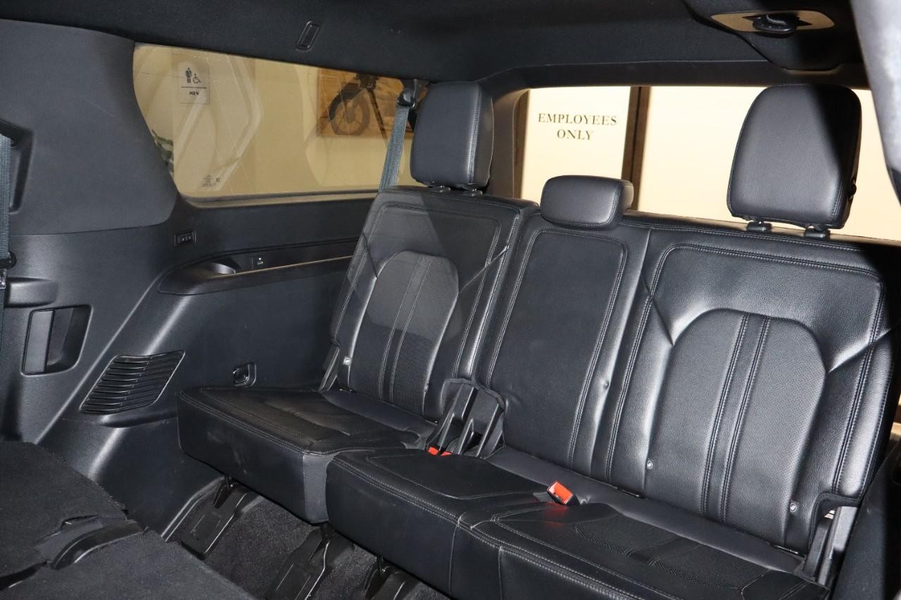 Ford Expedition Max Vehicle Full-screen Gallery Image 26