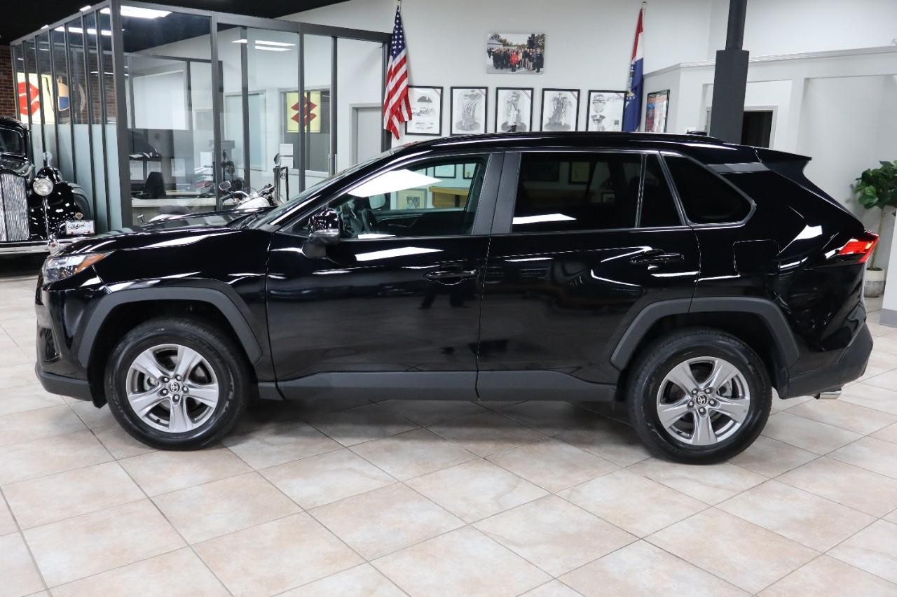 Toyota RAV4 Vehicle Full-screen Gallery Image 2