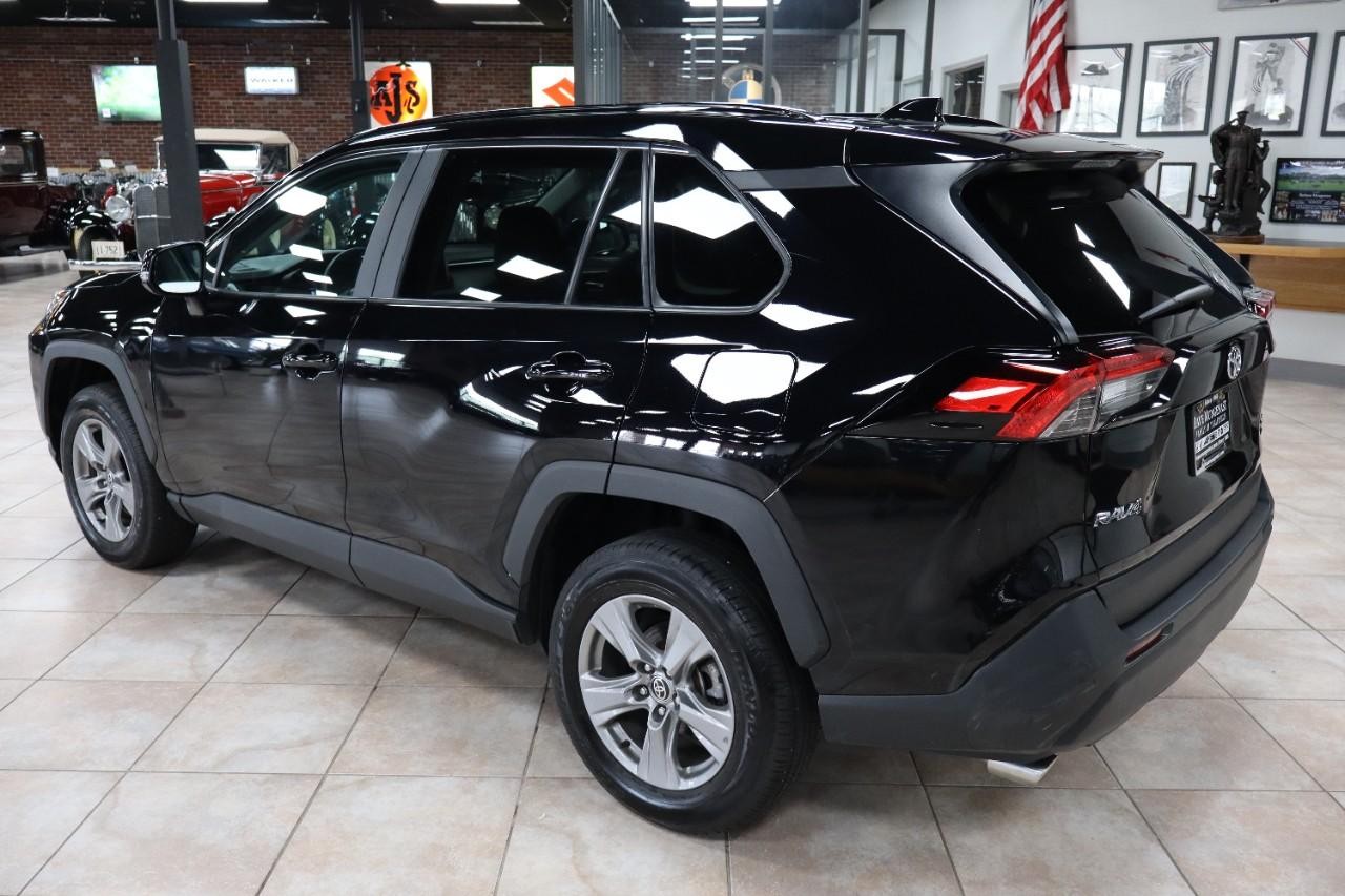 Toyota RAV4 Vehicle Full-screen Gallery Image 3