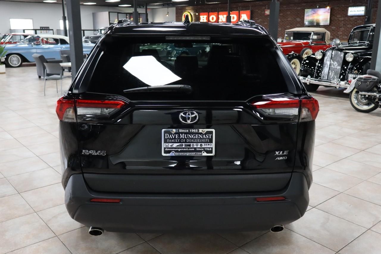 Toyota RAV4 Vehicle Full-screen Gallery Image 4