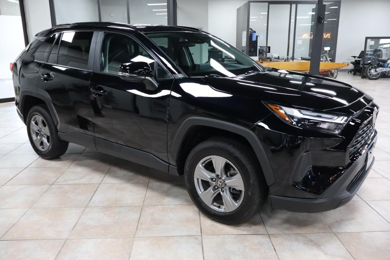 Toyota RAV4 Vehicle Full-screen Gallery Image 7